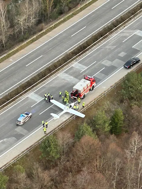 Der Pilot konnte das Flugzeug sicher auf der A2 Südautobahn Notlanden. | Foto: Polizei Kärnten
