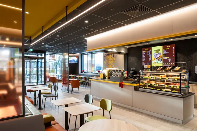 Das McCafé bietet Gästen einen gemütlichen Ort zum Verweilen und Genießen. | Foto: McDonald’s Österreich