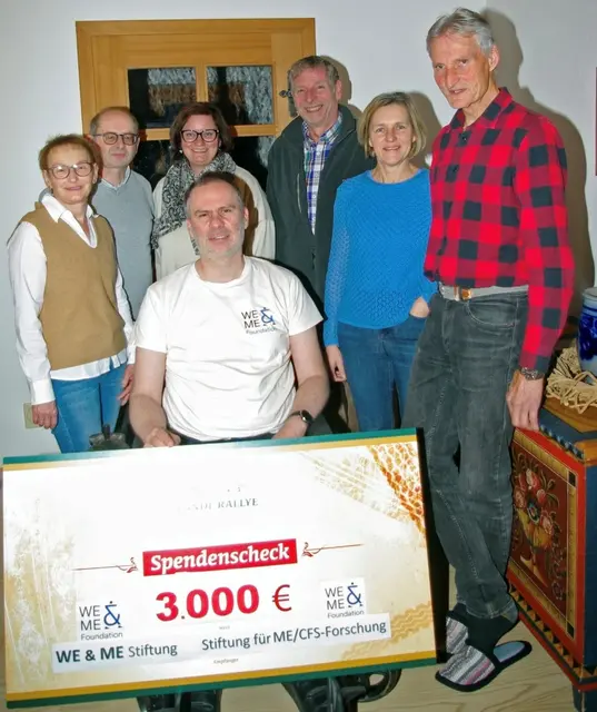 Das Team der Landl-Rallye überreichte einen Scheck in der Höhe von 3.000 Euro an die WE &amp; ME Stiftung.  | Foto: Pfarre Meggenhofen