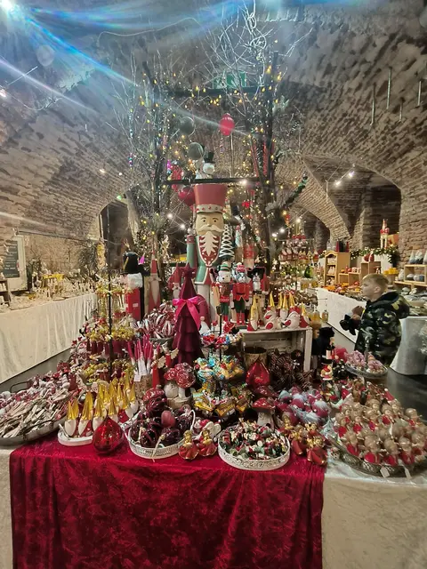 Die selbstgemachten Schmuckstücke der Aussteller.