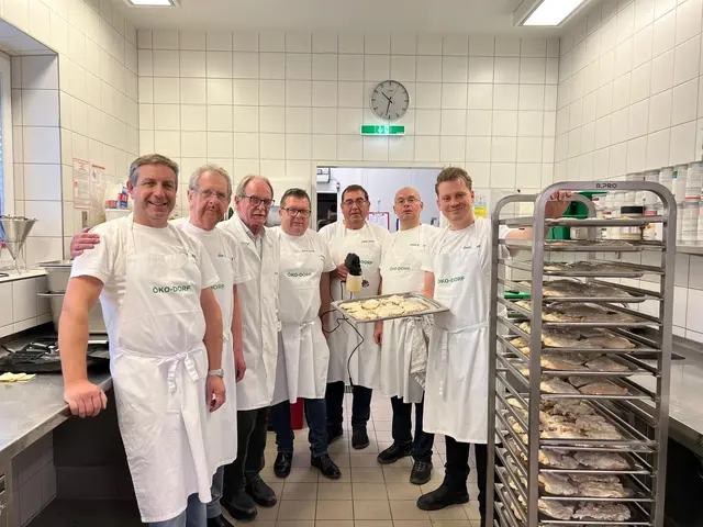Bürgermeister und Helfer arbeiten gemeinsam in der Küche für den guten Zweck. | Foto: Gemeindeamt Türnitz