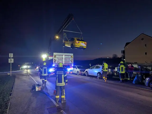 Einsatzkräfte der Polizei und Feuerwehr dokumentieren an der Wienerstraße (B 1105) die Schäden nach dem Streifunfall, dessen Ursache trotz Tests auf Alkohol und Drogen unklar bleibt. | Foto: FF Göllersdorf