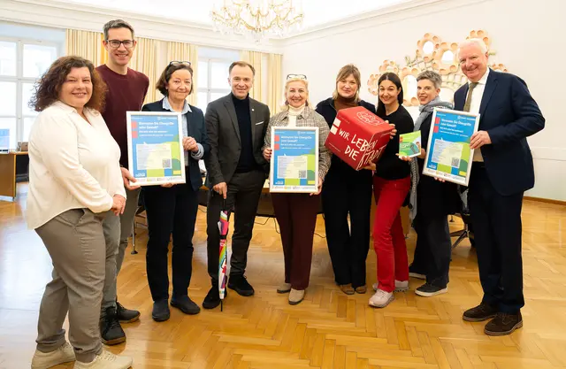 Die neuen Gewaltschutzplakate. Im Bild: v.l.: Doris Wlczek-Spanring, StoP; Vizebürgermeister Kay-Michael Dankl; Michaela Erkl-Zoffmann, Impulsgeberin und aktiv bei StoP; Bürgermeister Bernhard Auinger; Stadträtin Andrea Brandner; Stadträtin Anna Schiester; Isabel Bojanovsky, Gewaltschutzschirm; Alexandra Schmidt, Frauenbeauftragte; Vizebürgermeister Florian Kreibich | Foto: Stadt Salzburg/Alexander Killer