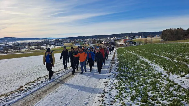 Am Sonntag, 30. November, wanderten 55 begeisterte Teilnehmer vom Ennser Alpenverein bei strahlendem Winterwetter von Bad Leonfelden nach Reichenthal. | Foto: Alpenverein Enns