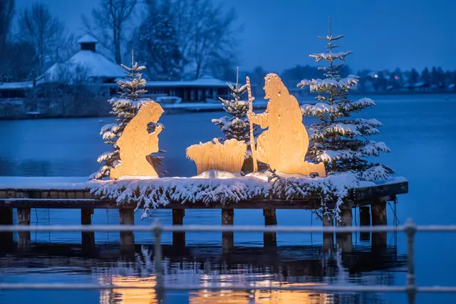 In Mattsee führt der bekannte Laternenweg rund um den Schlossberg zum stimmungsvollen Adventmarkt.  | Foto: TVB Mattsee