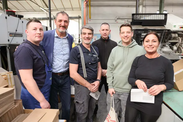 Der AK-Präsident mit einem Teil der ÖKI Mitarbeitenden. | Foto: AK Burgenland