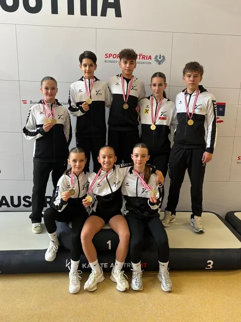 Hinten: Elena Treun, Deodat Varga, Cornelius Kargl, Tamara Lehner, Emil Zadina
Vorne: Mila Winter, Tiara Steindl und Sophie Strodl. | Foto: Frieways Karate Klub