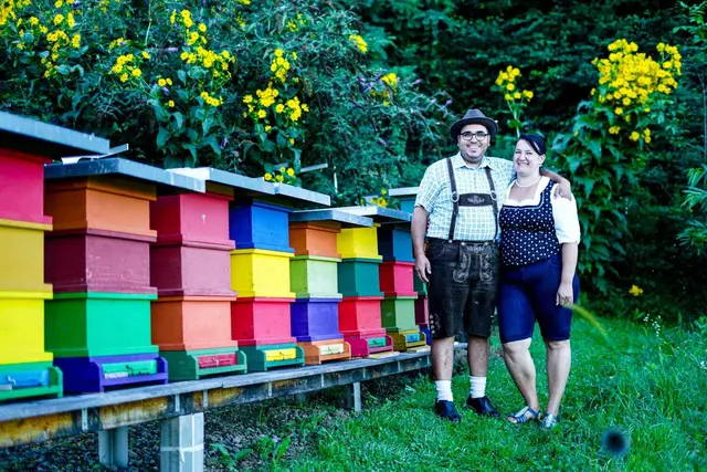 Judit und Karl Klaindl hüten aktuell über 70 Bienenvölker.  | Foto: Stefanie Pirstinger Fotografie