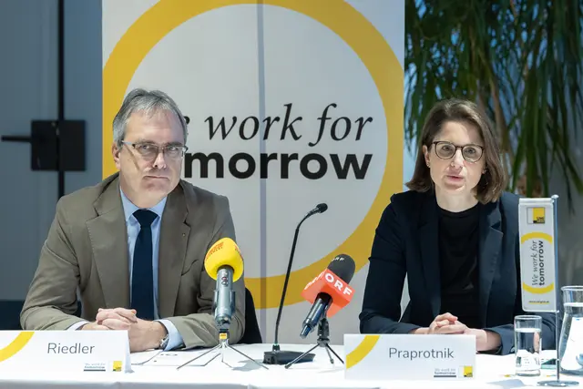 Rektor Peter Riedler und Politikwissenschaftlerin Katrin Praprotnik präsentierten die Forschungsergebnisse des Politikmonitors.  | Foto: Uni Graz/Schiffer