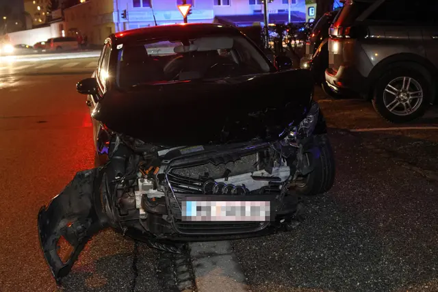 Komplett demoliert: Ein Audi und ein BMW stoßen auf einer Kreuzung auf der Salzburgerstraße in Wels zusammen. | Foto: laumat.at