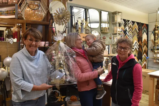 Weihnachtseinkauf in Scheibbs: Kundin Barbara Wurzer-Ramsauer (M.) mit Benedikt Wurzer bei den "RahmenDamen" Gisela Resel und Alexandra Pfeiffer | Foto: Roland Mayr/MeinBezirk Scheibbs
