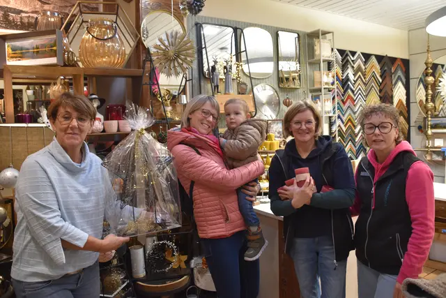 Weihnachtseinkauf in Scheibbs: Kundin Barbara Wurzer-Ramsauer (2.v.l.) mit Benedikt Wurzer bei den "RahmenDamen" Gisela Resel, Monika Hörhan und Alexandra Pfeiffer | Foto: Roland Mayr/MeinBezirk Scheibbs