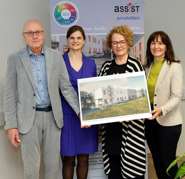 Präsentierten das inklusive Wohnprojekt I.LIVING in Amstetten: Heinz Greier und Sylvia Eberdorfer�Kryca (beide GF Assist gemeinnützige GmbH), Landesrätin Christiane Teschl-Hofmeister (ÖVP) und Christiane 
Scheiblauer (Sprecherin Verein Chancengleichheit). | Foto: Agentur …und Punkt