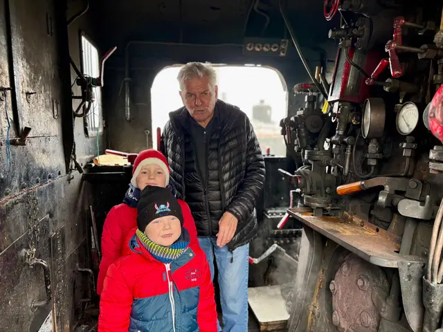 Matthias und Maximilian drehten eine Runde mit „Christophorus“ mit Obmann Rupert Öhlknecht. | Foto: Markus Kahrer
