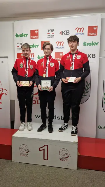 Julian Mayrhofer (Mitte) siegte beim Grand Prix of Tyrol. Bronze ging an Mattheo Egger, DSG Union Naarn, rechts. Tobias Starzinger, Theuerwang wurde 2.  | Foto: Peter Mayrhofer