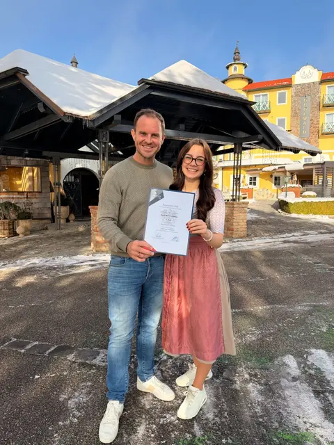 Guglwald-Gastgeber Alexander Pilsl freut sich mit Sarah Maria Schöftner über diesen großen Erfolg. | Foto: Hotel Guglwald
