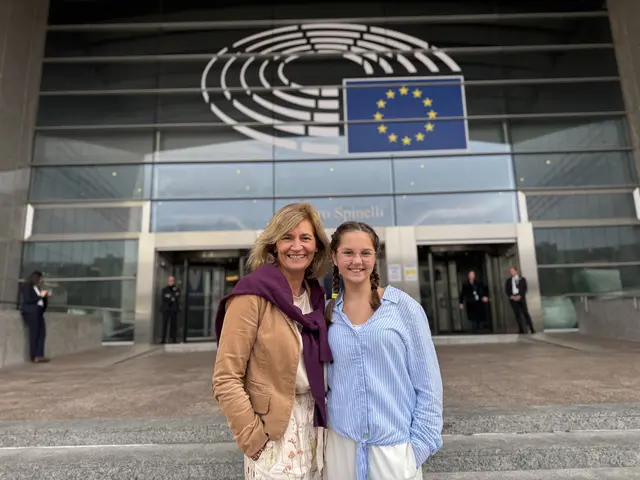 EU-Abgeordnete Elisabeth Dieringer zeigte Lea aus dem Haus Antonius die EU-Stadt Brüssel.  | Foto: Birgit Prasser