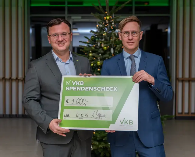 Almir Barucic, Bereichsdirektor Marketing und Unternehmenskommunikation der VKB, übergab den Spendenscheck an Thomas Winkler, Chefredakteur von MeinBezirk Oberösterreich. | Foto: MeinBezirk/Thomas Siegl