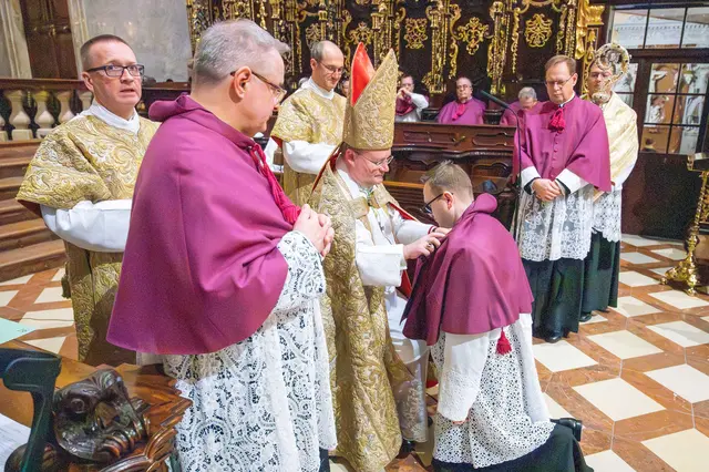 Einkleidung von Felix Cyganik durch Propst Anton Höslinger im Zuge des Aufnahmerituals.

 | Foto: Stift Klosterneuburg/Walter Hanzmann