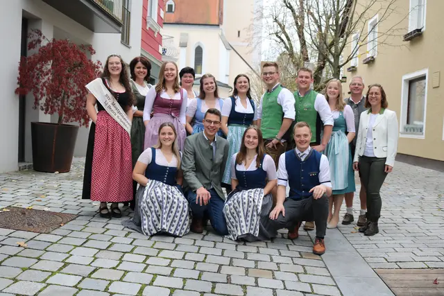 Der neugewählte Vorstand der LAndjugend mit Ehrengästen in Purgstall an der Erlauf: Mostprinzessin-Stellvertreterin Sarah Streimelweger, Gebietsbäuerin Brigitte Reinhardt, Bezirksbäuerin Maria Zulehner, Reinhard Steinwander und Anita Moser-Mangeng von der Raiffeisenbank (h.), Landesbeirätin Anna Kimmeswenger, Landesleiter Matthias Luger, Landesleiterin Sabine Pfeisinger und Landesbeirat Jakob Metz (v.) | Foto: Landjugend Bezirk Scheibbs