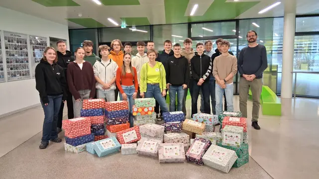 Schülerinnen und Schüler spenden Geschenke für Kinder in Ungarn. | Foto: HTL St. Pölten