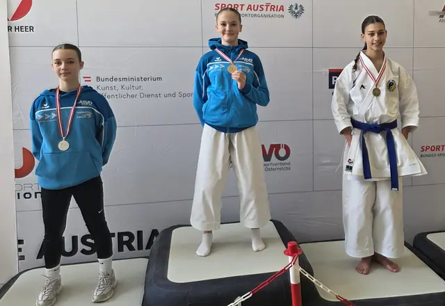 Elena Treun auf Platz 1, Sophie Strodl auf Platz 2. | Foto: Frieways Karate Klub