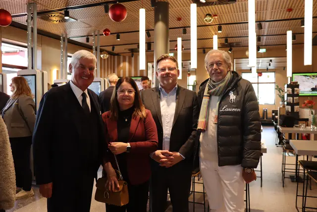 McDonald's Franchisenehmer Michael E. Heinritzi, Vizebgm. Sabine Hölbling, Bgm. Josef Karbon und Jürgen Bodenseer (ehe. Tiroler Wirtschaftskammerpräsident) | Foto: Kendlbacher