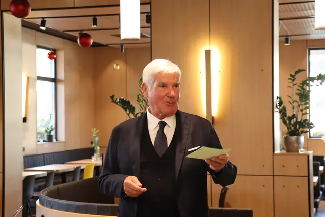 McDonald's Franchisenehmer Michael E. Heinritzi begrüßt die Ehrengäste in der neuumgebauten McDonald's-Filiale in Rum.  | Foto: Kendlbacher