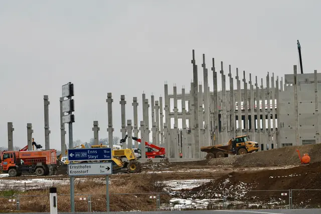 Das neue dm-Verteilzentrum an der B309 bei Kronstorf nimmt Form an. Die Arbeiten auf der Baustelle sind in vollem Gang. | Foto: MeinBezirk MeineRegion Enns