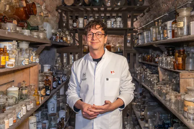 Arnold Achmüller führte MeinBezirk durch den Apothekenkeller und erzählte manch Anekdote über Medikamente, die früher bahnbrechend waren und von denen heute die Finger gelassen werden. | Foto: Valentina Marinelić/MeinBezirk