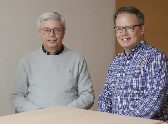 Pater Josef Maureder (l.) übergibt die Bereichsleitung Spiritualität und Exerzitien im Kardinal König Haus in Hietzing an seinen Jesuiten-Ordenskollegen Pater Sebastian Maly. | Foto: Kardinal König Haus