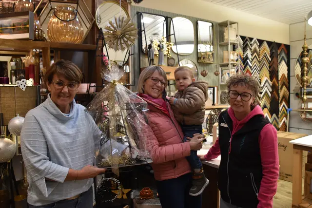 Weihnachtseinkauf in Scheibbs: Kundin Barbara Wurzer-Ramsauer (M.) mit Benedikt Wurzer bei den "RahmenDamen" Gisela Resel und Alexandra Pfeiffer | Foto: Roland Mayr/MeinBezirk Scheibbs