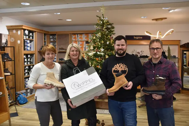 Ein Schuhkauf vor Weihnachten in Scheibbs: Kundin Sigrid Stockinger (2.v.l.) mit Benjamin Wippel-Fasching (2.v.r.) und seinen Mitarbeitern | Foto: Roland Mayr/MeinBezirk Scheibbs
