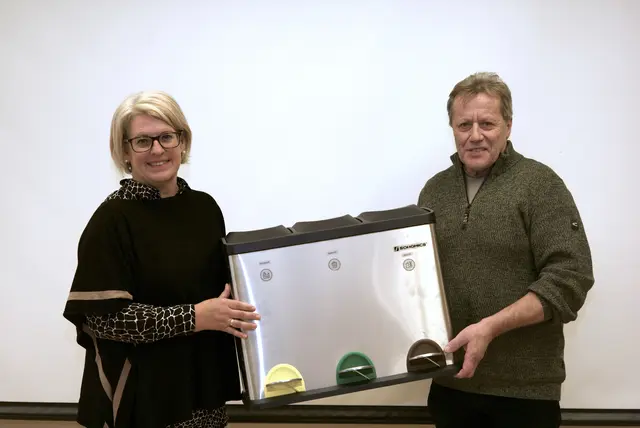 Richtiges Mülltrennen hilft bei dem zu erwartenden höheren Müllaufkommen über die Feiertage enorm. Im Bild: Sylvia Kögler und Engelbert Pichler.  | Foto: Santrucek