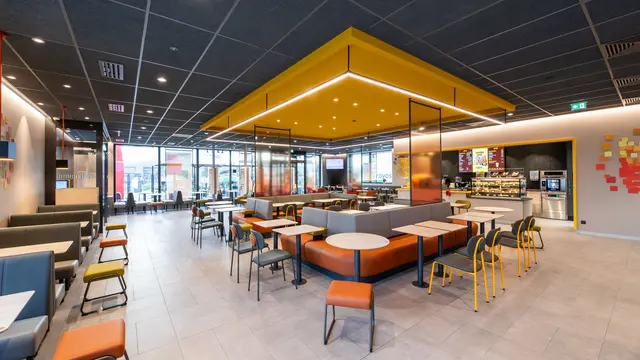 Ausreichend Platz zum Verweilen und Genießen im McDonald’s Restaurant in Lieboch. | Foto: McDonald’s Österreich