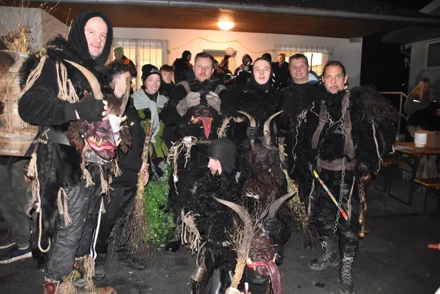 Vorm Krampuslauf waren auch die gruseligen Gesellen noch locker. | Foto: MeinBezirk/Michael Strini
