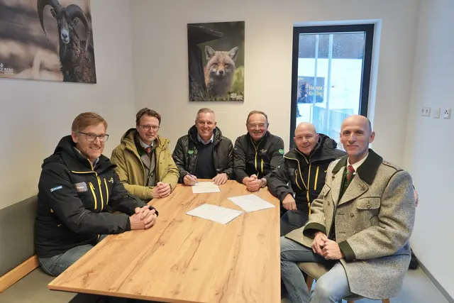 Pachtvertrag für den Wilden Berg verlängert: Landeshauptmann Mario Kunasek mit Prinz Heinrich XXI. Reuss, Peter Weichbold (Planai), Georg Bliem (Planai), Michael Krainer (Planai-Aufsichtsratsvorsitzender) und Landesrat Willibald Ehrenhöfer.   | Foto:  Land Steiermark