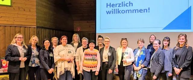 Vizebürgermeisterin Maria T. Eder (6.v.r., ÖVP) mit den Pädagogen im Festsaal der Raiffeisenbank Klosterneuburg: Die erstmals durchgeführte Infoveranstaltung zur Schuleinschreibung war ein voller Erfolg. | Foto: Stgm. Klbg.