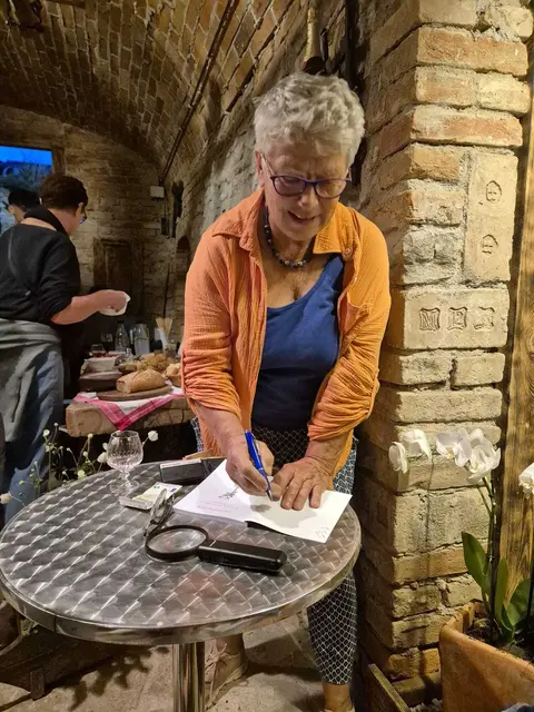 Ein Autogramm darf natürlich nicht fehlen. | Foto: Jacqueline Fedy