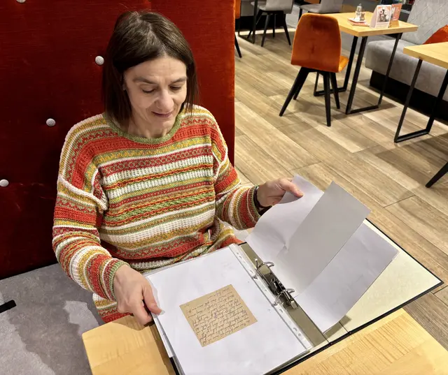 In einer dicken Mappe sind die wertvollen Notizen sicher einzeln verstaut.  | Foto: MeinBezirk/Birgit Bachhofner