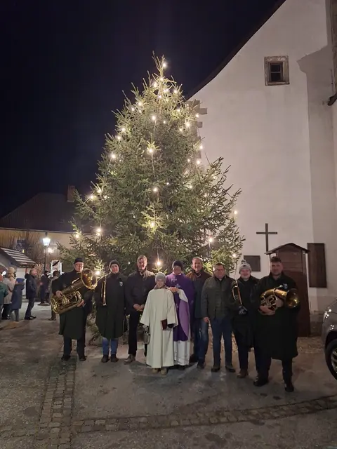 Der festlich geschmückte Lichterbaum vor der Pfarrkirche wurde erstmals zum Leuchten gebracht. | Foto: Gemeindeamt Türnitz