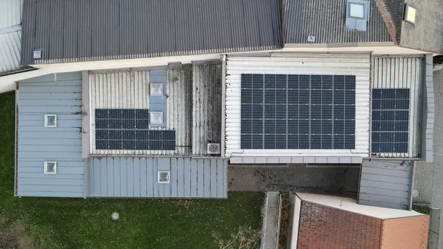 Mehrere Photovoltaikanlagen auf Gemeindedächern wurden fertiggestellt und sollen künftig einen größeren Teil des örtlichen Energiebedarfs decken. | Foto: Raasdorf
