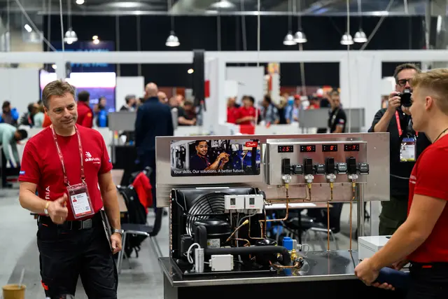 Daumen hoch: Die Kälteanlage von Jonas Danninger brachte den erneuten Sieg bei der Staatsmeisterschaft.  | Foto: Austrian Skills