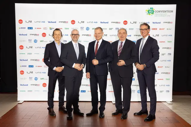 Von links: Franz Helm (Geschäftsführer VERBUND Green Hydrogen GmbH), Bürgermeister Dietmar Prammer (SPÖ), Landeshauptmann Thomas Stelzer (ÖVP), Linz AG Generaldirektor Erich Haider sowie Energie AG-CEO Leonhard Schitter. | Foto: Sebastian Philipp