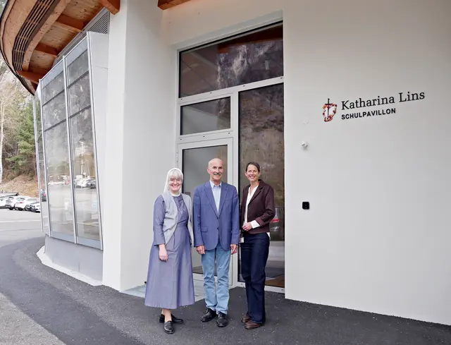 Generaloberin Barbara Flad, Geschäftsführer Bernhard Guggenbichler und Direktorin Margarethe Achenrainer vor dem neuen Pavillon | Foto: BiZ Zams/Agentur Polak, ar