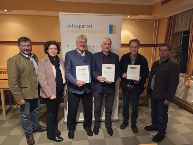 Die Geehrten: Josef Edlinger, Gaby Gaukel, Roman Widhalm, Johann Blauensteiner, Alfred Kahrer, Josef Graf | Foto: Foto: VP Krumau