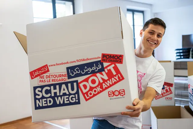 Erstmals wurden in der Wiener Brunnenpassage 450 Kisten Hilfsgüter für Geflüchtete an den EU-Außengrenzen gesammelt – ein neuer Rekord für die 2019 gegründete Organisation aus Wien. | Foto: Igor Ripak/SOS Balkanroute