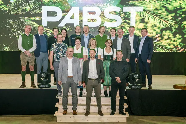 Treue Mitarbeiterinnen und Mitarbeiter wurden von Pabst Holz geehrt. | Foto: Pabst Holz