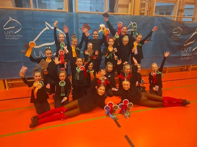 Die "Volti-Girls" der Reitergruppe Lungau mit ihren errungenen Preisen. | Foto: Katja Santner