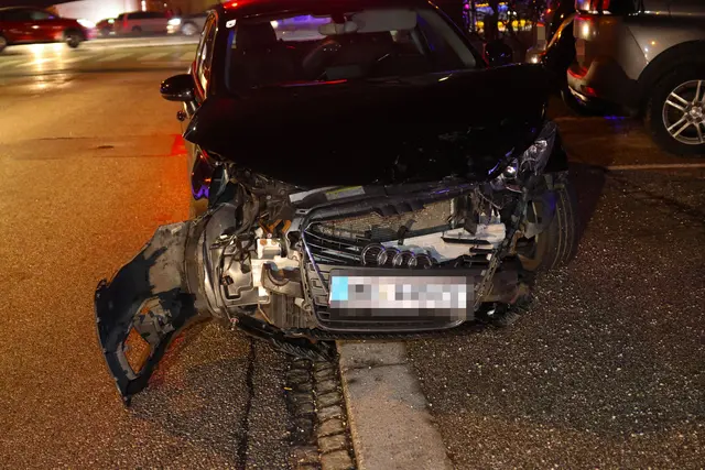 Komplett demoliert: Ein Audi und ein BMW stoßen auf einer Kreuzung auf der Salzburgerstraße in Wels zusammen. | Foto: laumat.at